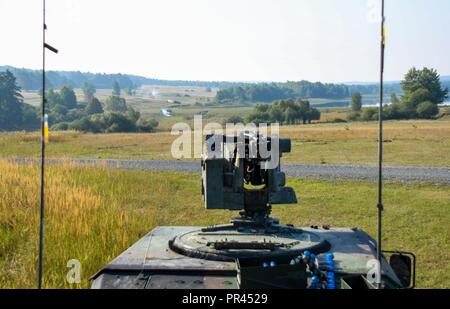 Sky Soldaten aus bestimmten Unternehmen, 2.BATAILLON, 503Rd Infanterie Regiment feuerte auf feindliche Ziele mit einem montierten MK19 Granatwerfer in Grafenwöhr, Deutschland September 5, 2018 während Sabre Kreuzung 18. Übung Sabre Kreuzung 18 ist eine US-Army Europe - Geleitete Übung konzipiert, der die Bereitschaft der 173Rd Airborne Brigade der US-Armee unified Land arbeiten in einer gemeinsamen auszuführen, zu bewerten, kombinierte Umwelt und Interoperabilität mit teilnehmenden Verbündete und Partner Nationen zu fördern. Stockfoto