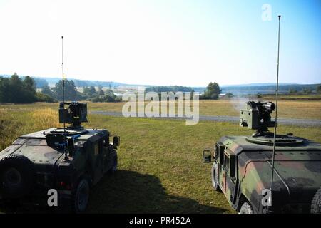 Sky Soldaten aus bestimmten Unternehmen, 2.BATAILLON, 503Rd Infanterie Regiment feuerte auf feindliche Ziele mit einem montierten MK19 Granatwerfer in Grafenwöhr, Deutschland September 5, 2018 während Sabre Kreuzung 18. Übung Sabre Kreuzung 18 ist eine US-Army Europe - Geleitete Übung konzipiert, der die Bereitschaft der 173Rd Airborne Brigade der US-Armee unified Land arbeiten in einer gemeinsamen auszuführen, zu bewerten, kombinierte Umwelt und Interoperabilität mit teilnehmenden Verbündete und Partner Nationen zu fördern. Stockfoto