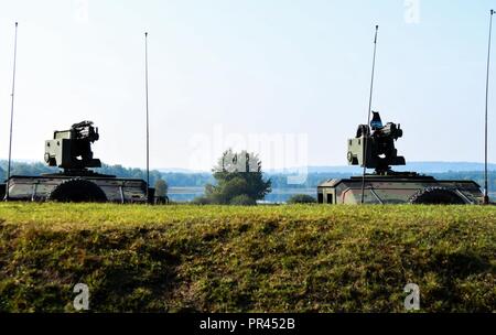 Sky Soldaten aus bestimmten Unternehmen, 2.BATAILLON, 503Rd Infanterie Regiment feuerte auf feindliche Ziele mit einem montierten MK19 Granatwerfer in Grafenwöhr, Deutschland September 5, 2018 während Sabre Kreuzung 18. Übung Sabre Kreuzung 18 ist eine US-Army Europe - Geleitete Übung konzipiert, der die Bereitschaft der 173Rd Airborne Brigade der US-Armee unified Land arbeiten in einer gemeinsamen auszuführen, zu bewerten, kombinierte Umwelt und Interoperabilität mit teilnehmenden Verbündete und Partner Nationen zu fördern. Stockfoto