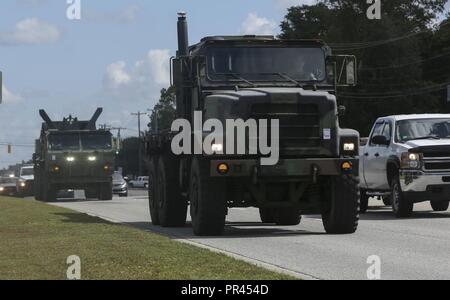 Us-Marines Verhalten einen Konvoi Bewegung von Camp Lejeune, N.C. in den Hafen von Wilmington in Wilmington, N.C., Sept. 6, 2018. Diese Fahrzeuge werden als Teil II der Marine Expeditionary Force die Teilnahme an der NATO-geführte Übung Trident Punkt 18 in Norwegen. Trident Punkt 18 ist ein Teil der geplanten Übung Serie Fähigkeit, die USA und die NATO-Verbündeten zur Zusammenarbeit militärische Operationen unter schwierigen Bedingungen zu verbessern. Stockfoto