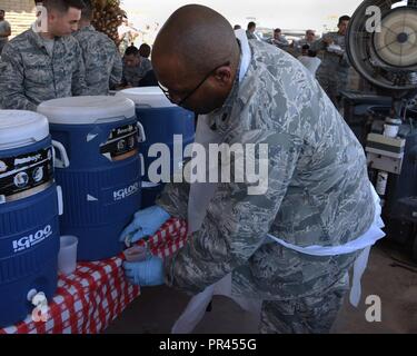 Maj. Andre Mooney, 944th Fighter Wing einzelnen Mobilisierung Augmentee Kaplan, Getränke während der flightline Fest Sept. 6, 2018, Flieger, bei Luke Air Force Base, Ariz die Flightline Fest ist eine monatliche Veranstaltung, die von der Luke AFB Chaplain Corps gehostet und ist offen für alle Flieger, die den Zugriff auf die flightline haben. ( Stockfoto