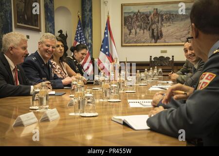 Us Air Force Generalmajor Mark E. Bartman, Ohio Adjutant General und seinem Ohio National Guard delegation Team halten ein Treffen mit Aleksandar Vulin, der serbische Minister für Verteidigung, wie sie das Bundesministerium der Verteidigung in Belgrad, Serbien, Sept. 5, 2018 besuchen. CAPSTONE 2018 ist der jährliche Höhepunkt der Veranstaltungen des Jahres der Serbischen-ONG Partnerschaft zu markieren, die sich auf Befehl Garnison, Kaplan, Medizinische Planung und Distinguished leader Treffen zwischen wichtigen ältere Mitglieder vom Ohio National Guard und Serbien. (Ohio National Guard Stockfoto