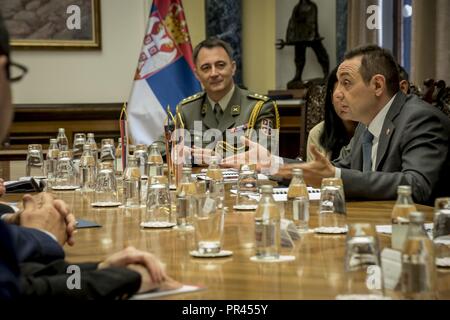 Us Air Force Generalmajor Mark E. Bartman, Ohio Adjutant General und seinem Ohio National Guard delegation Team halten ein Treffen mit Aleksandar Vulin, der serbische Minister für Verteidigung, wie sie das Bundesministerium der Verteidigung in Belgrad, Serbien, Sept. 5, 2018 besuchen. CAPSTONE 2018 ist der jährliche Höhepunkt der Veranstaltungen des Jahres der Serbischen-ONG Partnerschaft zu markieren, die sich auf Befehl Garnison, Kaplan, Medizinische Planung und Distinguished leader Treffen zwischen wichtigen ältere Mitglieder vom Ohio National Guard und Serbien. (Ohio National Guard Stockfoto