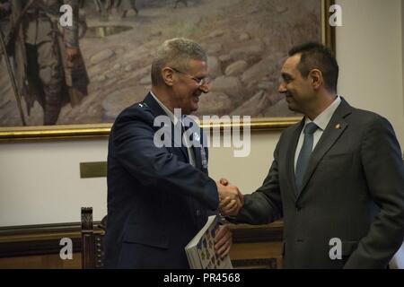 Us Air Force Generalmajor Mark E. Bartman, Ohio Adjutant General und Aleksandar Vulin, der serbische Minister für Verteidigung, Bücher tauschen und lokale Elemente aus das jeweils andere Land, als sie das Ministerium der Verteidigung in Belgrad, Serbien, Sept. 5, 2018 besuchen. CAPSTONE 2018 ist der jährliche Höhepunkt der Veranstaltungen des Jahres der Serbischen-ONG Partnerschaft zu markieren, die sich auf Befehl Garnison, Kaplan, Medizinische Planung und Distinguished leader Treffen zwischen wichtigen ältere Mitglieder vom Ohio National Guard und Serbien. (Ohio National Guard Stockfoto