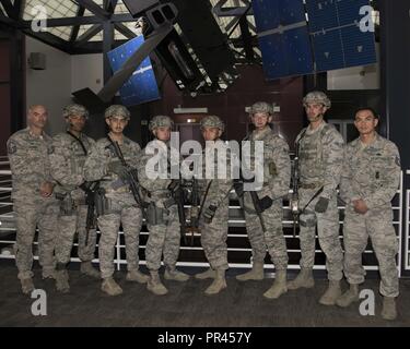 Die Air Force Space Command Defender Herausforderung Team nimmt einen Bruch von Ausbildung bei Peterson Air Force Base, Colorado, Sept. 6, 2018. Das AFSPC Team besteht aus Flieger aus jeder Flügel - (von rechts) Team Captain Tech. Sgt. Sinjen Halsey, 21 Sicherheitskräfte Squadron; Airman 1st Class Eric Knierim, 30 SFS; Senior Airman Nicholas Rauch, 460Th SFS; Senior Airman Leopoldo Ruiz, 30 SFS; Senior Airman James Strohmeier, 21 SFS; Airman 1st Class Oscar Delgado, jr., 45th SFS; und Tech. Sgt. Spencer Wallace, 50 SFS. Master Sgt. Ronald Gazboda vom 45. SFS (ganz links ist der Zug Stockfoto