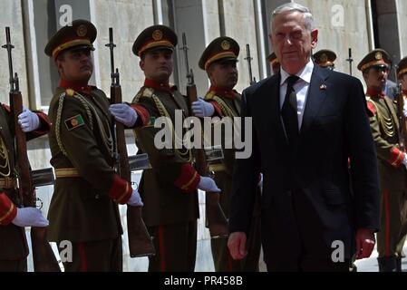 Us-Verteidigungsminister James N. Mattis kommt an der afghanischen Präsidentschaftswahlen Bürogebäude, Kabul, Afghanistan, Sept. 7, 2018. Mattis met mit Unterstützung der afghanischen und der Koalition während der zuvor nicht angekündigten Besuch in diesem Land. Stockfoto