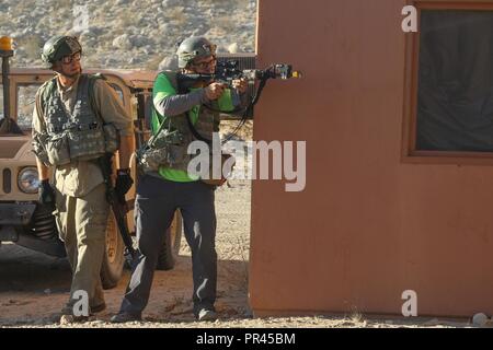 In FORT IRWIN, Kalifornien - 11 Armored Cavalry Regiment Troopers Umfrage der Stadt Razish, National Training Center, Calif., für eingehende angreifen Elemente der 1. Gepanzerten Brigade Combat Team (Teufel Brigade), 1 Infanterie Division, 7. September 2018. Diese Phase des Kampfes gegen die Fähigkeit des Teufels Brigade zu erfassen und einem städtischen Ziel behalten, gegen eine in der Nähe von-peer Gegner. Stockfoto