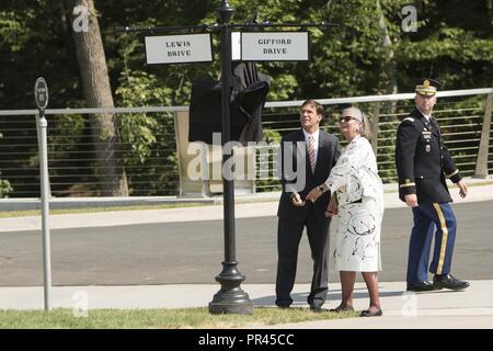 Sekretär der Armee, Hon. Mark Esper, Links, und Kathryn Condon, ehemaliger Direktor der Army National Soldatenfriedhöfe, rechts, den neuesten Straßennamen in Arlington National Cemetery, Sept. 6, 2018 vorstellen. Die Präsentation war Teil der Millennium Projekt Zeremonie, die offiziell die Eröffnung von 27 Hektar neu entwickelte und verbesserte Grabstätten und das Umbenennen von zwei Straßen gekennzeichnet. Lewis Drive, benannt nach Ida Lewis, der US-Leuchtturm, veranschaulicht die erste Straße auf dem Gelände nach einem weiblichen Vertreter benannt. Gifford Drive erinnert an die heroischen Taten der Stockfoto