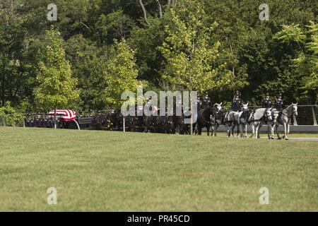 Us-Soldaten mit der 3 Infanterie Regiment übertragen sie die Überreste von zwei gefallenen Union Soldaten in eine Grabstätte mit Pferdekutschen Caissons in den Arlington National Friedhof in Arlington, Va., Sept. 6, 2018. Die Prozession wurde ein Teil des Friedhofs Millennium Projekt, das in den 1990er Jahren zu optimieren und mehr als 27 Hektar Land neu zu entwickeln begann. Die neuen Entwicklungen bieten 27,282 interment Räumen oberhalb und unterhalb der Erde columbarium Gerichte und Pre-platziert konkrete Grab Büchsen, die Abnahme der Verdrängung der Boden bei Beerdigungen. Stockfoto