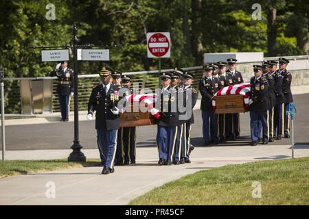 Us-Soldaten mit der 3 Infanterie Regiment übertragen sie die Überreste von zwei gefallenen Union Soldaten in eine Grabstätte in der Arlington National Friedhof in Arlington, Va., Sept. 6, 2018. Die Prozession wurde ein Teil des Friedhofs Millennium Projekt, das in den 1990er Jahren zu optimieren und mehr als 27 Hektar Land neu zu entwickeln begann. Die neuen Entwicklungen bieten 27,282 interment Räumen oberhalb und unterhalb der Erde columbarium Gerichte und Pre-platziert konkrete Grab Büchsen, die Abnahme der Verdrängung der Boden bei Beerdigungen. Stockfoto