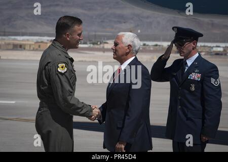 Vice President Mike Pence ist von Brig begrüßt. Gen. Robert Novotny, 57 Wing Commander, der auf der Nellis Air Force Base, Nevada, Sept. 7, 2018 ankommen. Nach der Landung, Novotny und anderen Führern begleitet Pence an die flightline mit dem Flieger zu unterhalten. Stockfoto