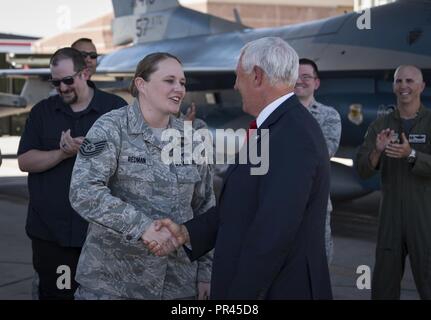 Vice President Mike Pence gratuliert Tech. Sgt. Vanessa Redman, 32 Waffen Squadron NCO in kostenfrei auf Ihr Streifen für eine herausragende Leistung (STEP) Förderung Momente vor an der Nellis Air Force Base in Nevada, Sept. 7, 2018. Pence und Brig. Gen. Robert Novotny, 57 Wing Commander, überraschte sie mit der Förderung während der peterspfennig besuchen. Stockfoto
