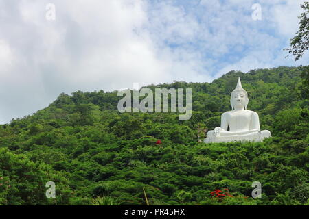 Weißer Buddha Statue auf dem Berg in der Provinz Nakhon Ratchasima, Thailand Stockfoto