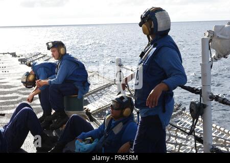 Coast Guard Cutter Tahoma Hubschrauber tie-down-Mitglieder für einen mexikanischen Marine Helikopter ein Schweben über dem Schiff Flight Deck vor der Küste von Kolumbien an Sept. 7, 2018 vorbereiten. Diese Entwicklung war Teil der UNITAS, die aus einer Vielzahl von Übungen und multinationalen Austausch die Interoperabilität zu verbessern, die regionale Stabilität zu erhöhen, und bauen und regionale Beziehungen mit allen Ländern der Region weiterhin durch gemeinsame, multinationale und ressortübergreifende Austausch und Zusammenarbeit. Stockfoto