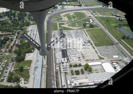 Ein US Air Force KC-135 von 185 Luftbetankung der Iowa Air National Guard Flügel führt eine Überführung, vor dem Start der 25 Ziegelei 400 auf dem Indianapolis Motor Speedway in Indianapolis, in der am 10. September 2018. Us Air National Guard Stockfoto