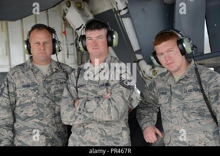 Master Sgt. Brian Koenig, Master Sgt. Chris Merritt und Staff Sgt. Zach Johnson Mitglieder der Mannschaft Iowa Crew von 185 Luftbetankung der Iowa Air National Guard Flügel haben ihre US Air Force KC-135 vorbereitet und am Internationalen Flughafen Indianapolis bereit für eine Überführung vor Beginn der 25., Ziegelei 400 auf dem Indianapolis Motor Speedway in Indianapolis, in der am 10. September 2018. Us Air National Guard Stockfoto