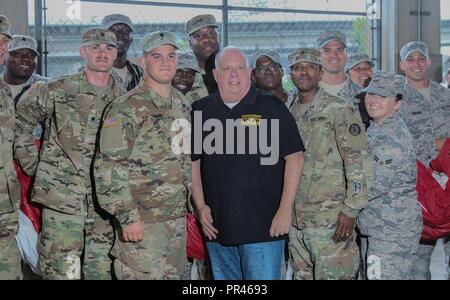 Maryland Gouverneur Larry Hogan grüßt Maryland National Guard Soldaten und Piloten in der Baltimore Ravens home - öffner bei M&T Bank Stadium an Sept. 9, 218 Stockfoto