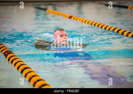 Us-Piloten und Soldaten aus verschiedenen Active Duty und National Guard Einheiten an einer 100-m-Schwimmen am Missouri Western State University, St. Joseph, Calif., Sept. 6, 2018. Der Service Mitglieder waren, für die die Bundeswehr Proficiency Badge, durch die 139 Airlift Wing, Missouri Air National Guard gehostet werden. Die Veranstaltung beinhaltet, Schwimmen, Sprints, Pull-up Running hängen, Pistole Treffsicherheit und ein Ruck März. Teilnimmt, kann in Bronze, Silber oder Gold Kategorien qualifizieren. Stockfoto