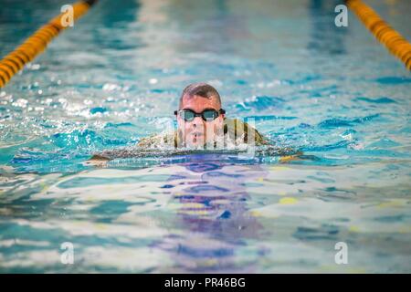 Us-Piloten und Soldaten aus verschiedenen Active Duty und National Guard Einheiten an einer 100-m-Schwimmen am Missouri Western State University, St. Joseph, Calif., Sept. 6, 2018. Der Service Mitglieder waren, für die die Bundeswehr Proficiency Badge, durch die 139 Airlift Wing, Missouri Air National Guard gehostet werden. Die Veranstaltung beinhaltet, Schwimmen, Sprints, Pull-up Running hängen, Pistole Treffsicherheit und ein Ruck März. Teilnimmt, kann in Bronze, Silber oder Gold Kategorien qualifizieren. Stockfoto