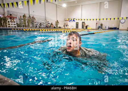 Us-Piloten und Soldaten aus verschiedenen Active Duty und National Guard Einheiten an einer 100-m-Schwimmen am Missouri Western State University, St. Joseph, Calif., Sept. 6, 2018. Der Service Mitglieder waren, für die die Bundeswehr Proficiency Badge, durch die 139 Airlift Wing, Missouri Air National Guard gehostet werden. Die Veranstaltung beinhaltet, Schwimmen, Sprints, Pull-up Running hängen, Pistole Treffsicherheit und ein Ruck März. Teilnimmt, kann in Bronze, Silber oder Gold Kategorien qualifizieren. Stockfoto