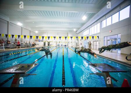 Us-Piloten und Soldaten aus verschiedenen Active Duty und National Guard Einheiten an einer 100-m-Schwimmen am Missouri Western State University, St. Joseph, Calif., Sept. 6, 2018. Der Service Mitglieder waren, für die die Bundeswehr Proficiency Badge, durch die 139 Airlift Wing, Missouri Air National Guard gehostet werden. Die Veranstaltung beinhaltet, Schwimmen, Sprints, Pull-up Running hängen, Pistole Treffsicherheit und ein Ruck März. Teilnimmt, kann in Bronze, Silber oder Gold Kategorien qualifizieren. Stockfoto