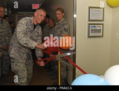 Us Air Force Colonel Kevin R. Mantovani, 51 Mission Support Group Commander, schneidet die zeremoniellen Farbband der Hallasan Turm Fitnessraum am Osan Flughafen, der Republik Korea, Sept. 7, 2018. In einer Bemühung, mehr als 9.000 ziviler und militärischer Familie unterzubringen, Osan Flughafen Führung ist mehr zur Verfügung Fitnessbereich in der Base. Stockfoto