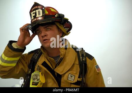 Ein US Air Force Feuerwehrmann der 51. Bauingenieur Geschwader zugewiesen ist, an einem Denkmal 9/11 Treppe Aufstieg am Osan Flughafen, der Republik Korea, Sept. 11, 2018. Teilnehmer stieg um 112 Flüge um die 343 Feuerwehrleute, die starben, Rettung anderen Während 9/11, und zu verstehen, was Sie durch diesen Tag ging zu ehren. Stockfoto