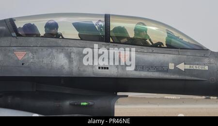 Griechische F-16 Piloten warten für die Endkontrolle vor einem simulierten flying Mission in Kairo West Air Base, 10. September 2018 Ägypten. Der Zweck der helle Stern 2018 ist die Förderung und Stärkung der regionalen Sicherheit und Zusammenarbeit. Stockfoto