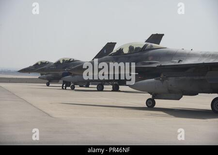 Griechische F-16 Kampfjets erwarten Endkontrolle West Air Base in Kairo, Ägypten, 10. September 2018, bevor eine simulierte Fliegen während der helle Stern 2018. BS 2018 ist ein wichtiges Symbol der langjährigen Beziehung zwischen dem US-Militär und die ägyptische Armee. Stockfoto