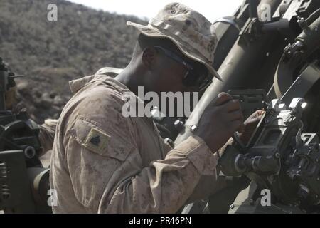 Dschibuti US Marine Sgt. Dashawn Taylor, ein Feld Artilleristen der Artillerie Loslösung der Bataillon Landung Team 3/1 zugewiesen, 13 Marine Expeditionary Unit (MEU), Ebenen einer M777 Haubitze während Theater amphibischen bekämpfen Probe (TACR), Sept. 9, 2018. Geführt von Naval Amphibious Force, Task Force Expedition 51/5 th Marine Expeditionary Brigade, TACR integriert die US Navy und Marine Corps Vermögenswerte zu üben und eine Reihe von kritischen bekämpfen - ähnliche Funktionen für US Central Command, sowohl über Wasser und an Land, Stabilität und Sicherheit in der Region zu fördern. 5. US-Flotte und c Stockfoto