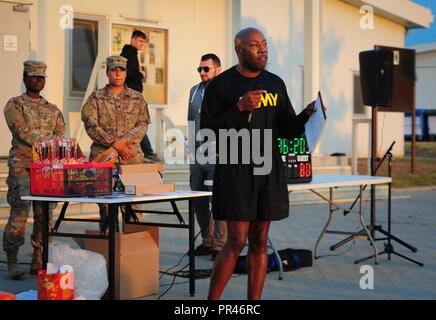 Us-Armee Kapitän Ellis Parks, der Kommandant der 382. Öffentlichen Angelegenheiten Abstand zu der 1. Gepanzerten Brigade Combat Team angeschlossen, Öffentliche 1st Cavalry Division Affairs Office, gibt eine Rede nach einem Memorial Run 9/11 an der Mihail Kogalniceanu Airbase in Rumänien, Sept. 11, 2018 zu gedenken. Die fünf Kilometer langen rung fand der 2.996 Leben während der Angriff auf das World Trade Center und das Pentagon vor 17 Jahren zu erinnern. Stockfoto