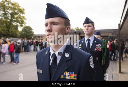 Ein US-Luftwaffe Junior ROTC Detail bereitet die US-Flagge während einer Nationalen Tag der Service- und Gedenkveranstaltungen an RAF ALCONBURY, England an Sept. 11, 2018 zu senken. Die Zeremonie wurde als eine Hommage an die Opfer der Terroranschläge, die am 11. September 2001 ereignete, als auch die Überlebenden, und diejenigen, die sich in Reaktion auf die Anschläge Rose durchgeführt. Stockfoto