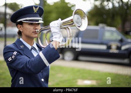 Us Air Force Airman 1st Class Tazesha Wilson, 100 Force Support Squadron finance Clerk, spielt die Hähne während der Zeremonie am 9/11 RAF Mildenhall Sept. 11, 2018. Die Zeremonie markierte den 17. Jahrestag der Terroranschläge vom 11. September. Stockfoto