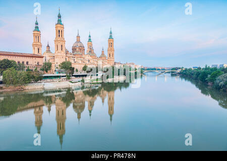 Basilika Unserer Lieben Frau von der Säule und der Fluss Ebro, Zaragoza, Aragon, Spanien. Stockfoto