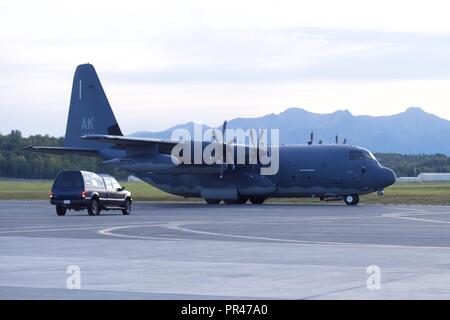 Ein 211 Rescue Squadron HC-130J Bekämpfung König II taxis Sept. 12, 2018 Joint Base Elmendorf-Richardson, Alaska. 36 Alaska Air Nationalgarde wich zur Unterstützung der Hurrikan Florenz humanitäre Hilfe. Die Gouverneure von North Carolina, South Carolina, Virginia und Maryland Ausnahmezustand Sept. 10 als Hurrikan Florenz Ansätze der Ostküste. Stockfoto