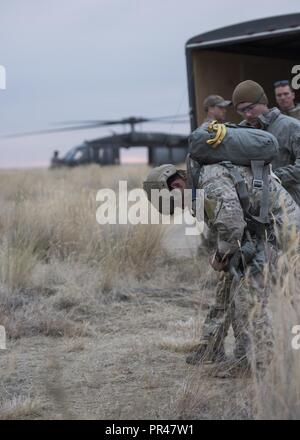 Flieger von der 124 Air Support Operations Squadron zusammen mit Soldaten aus dem ersten Bataillon, 19 Special Forces Group der Pennsylvania National Guard und Fallschirm rigger von der Indiana National Guard in statischen springt von einer UH-60 Black Hawk Hubschrauber auf das erste Bataillon zugeordnet teilnehmen, 183Rd Aviation Battalion der Idaho National Guard. Der Sprung zur Verfügung Soldaten und Piloten die Möglichkeit, miteinander zu arbeiten und die notwendigen Sprung Qualifikationen erhalten. Stockfoto