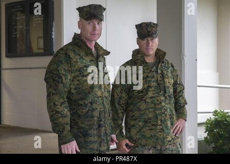 Us Marine Corps Colonel Russell Burton, Links, kommandierender Offizier, Marine Corps Air Station New River, und Brig. Gen. Julian D. Alford, rechts, Kommandierender General, Marine Corps Installationen Ost, Marine Corps Base Camp Lejeune, für ein Foto auf WAB New River, N.C., Sept. 15, 2018 darstellen. Hurrikan Florenz wird erwartet, Marine Corps Base Camp Lejeune und WAB New River mit erwarteten Zeiten starken Winden, starken Regenfällen, Überschwemmungen der städtischen und niedrig liegenden Gebieten, mögliche Überschwemmungen und Sturmfluten an der Küste zu folgen. Stockfoto