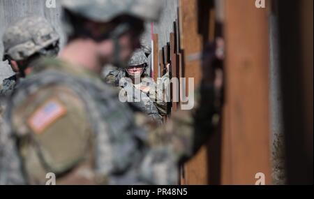 Spc. Jasmin Kilbride wartet auf ihre Mannschaftskameraden ihre Schüsse während der Treffsicherheit Teil 2017 Madigan Army Medical Center Best Medic Wettbewerb im Joint Base Lewis-McChord, Tacoma WA zu markieren. Stockfoto