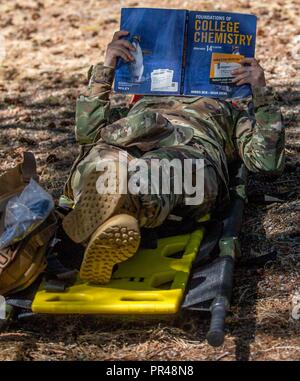 Nicht eine freie Minute gehen ein Medic zu verschwenden dauert einen Moment für das Studium während einer Pause in der Aktion für die 2017 Madigan Army Medical Center Best Medic Wettbewerb im Joint Base Lewis-McChord, Tacoma WA. Stockfoto