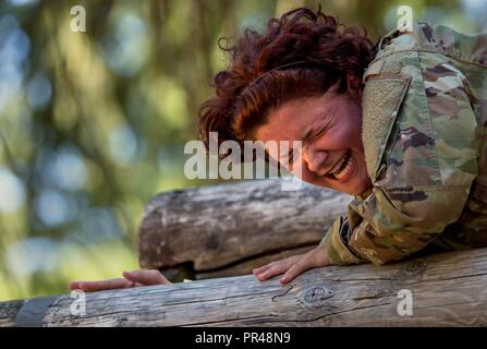 Spc. Jasmin Kilbride Belastungen in der Bestimmung, wie Sie kriecht über ein Hindernis bei der 2017 Madigan Army Medical Center Best Medic Wettbewerb im Joint Base Lewis-McChord, Tacoma WA. Stockfoto