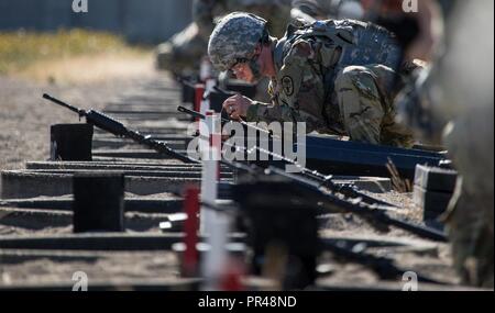 Spc Joshua Nelson einstellen, seine Sehenswürdigkeiten, bevor die Treffsicherheit Ereignis während der 2017 Madigan Army Medical Center Best Medic Wettbewerb auf Joint Base Lewis-McChord in Tacoma, WA. Stockfoto