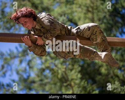 Spc. Jasmin Kilbride Salden als Sie arbeitet ein Hindernis bei der 2017 Madigan Army Medical Center Best Medic Wettbewerb zu überwinden. Stockfoto