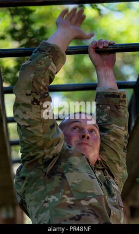 Spc. Joseph Tharp erreicht für die nächste Sprosse, als er durch das Vertrauen während der 2017 Madigan Army Medical Center Best Medic Wettbewerb auf Joint Base Lewis-McChord in Tacoma, WA arbeitet. Stockfoto