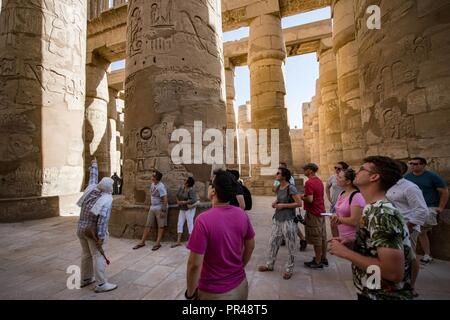 LUXOR, Ägypten (28. Juli 2018) U.S. Navy Sailors, der Geführten zugeordnet Anti-raketen-Zerstörer USS Jason Dunham (DDG109), alte Pylonen im Tempel von Karnak zu erforschen, als Teil einer Moral, Wohlfahrt und Erholung (MWR) geführte Tour. Jason Dunham ist in Ägypten für übung Eagle Salute 18, eine Übung mit dem ägyptischen Seestreitkräfte durchgeführt, Interoperabilität und Kriegsführung Bereitschaft, Verstärkung der militärischen Beziehungen zu verbessern und die operativen Fähigkeiten von allen Beteiligten voraus. Jason Dunham ist in die USA 5 Flotte Bereich für Maßnahmen zur Erhöhung der Marineoperation bereitgestellt Stockfoto