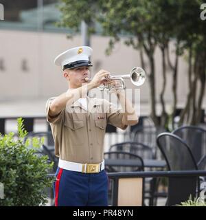 Us Marine Corps Cpl. Brian J. Martinez, ein Musiker mit der 3. Marine Flugzeugflügel, spielt Farben bei Marine Woche Charlotte, N.C., Sept. 5, 2018. Marine Woche Charlotte ist eine Gelegenheit, die Corps Fähigkeiten und Mission als expeditionary Amerikas Kraft in Bereitschaft. Stockfoto