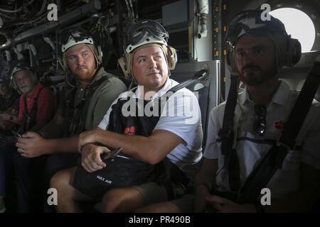 Lokale Bürger Fahrt in einem MV-22 Osprey während des Marine Corps' Marine Woche in Charlotte, North Carolina, September 5. Das Marine Corps Recruiting Befehl geplant einzigartigen Engagements mit wichtigen Komponenten der Charlotte Bevölkerung zu kommunizieren, seine Botschaft von der Möglichkeit, mit einem vielfältigen Publikum der Leute, die in vielen Fällen hatte wenig vorherige Marine Kultur zu teilen. Mehr als 750 Marines aus dem ganzen Land liefen auf den Süden der am schnellsten wachsenden Stadt. Stockfoto