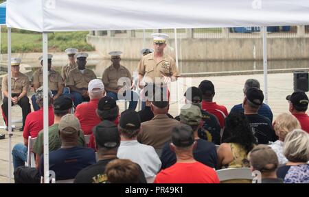 Colonel Timothy Dremann, Stabschef der 2. Marine Division spricht zu einem Vietnam Veteranen pinning Zeremonie. Sept. 7, 2018, in Charlotte, N.C., als Teil der maritimen Woche Charlotte. Die Marines hielt eine pinning Zeremonie für die Veteranen des Vietnamkriegs für ebnet den Weg für die heutige Marine Corps zu danken. Jeder Veteran stand erkannt zu werden, und wurde dann von einem aktiven - Aufgabe Marine, die eine Pin auf dem Shirt platziert sich näherte. Navy Cross Empfänger, Sgt. Maj John L. Canley, besucht und wurde von Sgt. Maj. des Marine Corps Ronald Grün. Marine Woche Charlotte feiert. Stockfoto