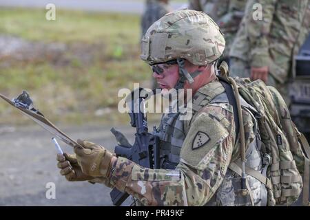 Alaska Army Guard Staff Sgt. Joshua Austin, 297Th Military Police Company, Grundstücke Koordinaten vor der Evakuierung einer simulierten Unfall während des 2019 Alaska Army National Guard besten Krieger Wettbewerb auf gemeinsamer Basis Elmendorf-Richardson, Sept. 6, 2018. Die besten Krieger Wettbewerb soll Soldaten in einer Reihe von geistig und körperlich anspruchsvolle Events im Laufe von 72 Stunden zu bestimmen, wer die beste Junior angeworben und noncommissioned Officer in der Alaska Army National Guard zu testen. Die Gewinner werden auf Weiter Alaska im Nordwesten Regional besten Krieger Konkurrenz darzustellen Stockfoto