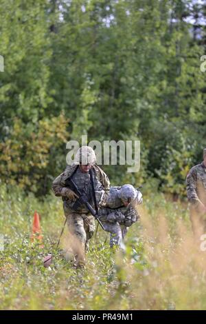 Alaska Army Guard Staff Sgt. Joshua Austin, 297Th Military Police Company, schleppt ein 170-lbs-Dummy in einem Skedco, simulieren einen Unfall, Evakuierung, während der 2019 Alaska Army National Guard besten Krieger Wettbewerb auf gemeinsamer Basis Elmendorf-Richardson, Sept. 6, 2018. Die besten Krieger Wettbewerb soll Soldaten in einer Reihe von geistig und körperlich anspruchsvolle Events im Laufe von 72 Stunden zu bestimmen, wer die beste Junior angeworben und noncommissioned Officer in der Alaska Army National Guard zu testen. Die Gewinner werden auf Weiter Alaska im Nordwesten Regionale beste Warrio zu vertreten Stockfoto