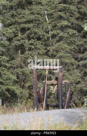 Alaska Army Guard Staff Sgt. Joshua Austin, 297Th Military Police Company, navigiert ein Hindernis Kurs während der 2019 Alaska Army National Guard besten Krieger Wettbewerb auf gemeinsamer Basis Elmendorf-Richardson, Sept. 6, 2018. Die besten Krieger Wettbewerb soll Soldaten in einer Reihe von geistig und körperlich anspruchsvolle Events im Laufe von 72 Stunden zu bestimmen, wer die beste Junior angeworben und noncommissioned Officer in der Alaska Army National Guard zu testen. Die Gewinner werden auf Weiter Alaska im Nordwesten Regional besten Krieger Wettbewerb für das Frühjahr 2019 geplant. Stockfoto